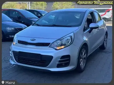 Begagnad Kia Rio DREAM-TEAM Edition 84 HK (61 kW) 2016 Silver Halvkombi