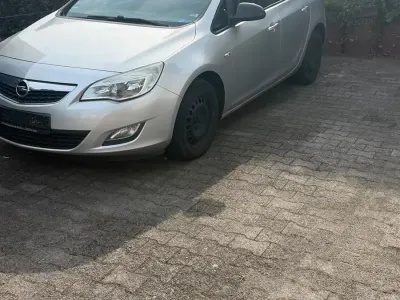 Gebraucht Opel Astra 105 PS (77 kW) 2011 Silber Limousine