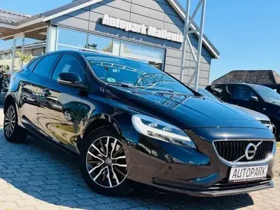 Usata Volvo V40 Momentum 190 CV (139 kW) 2017 Nero Berlina