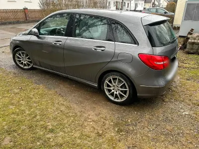 Gebraucht Mercedes B200 136 PS (100 kW) 2014 Grau Kleinwagen