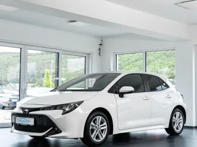 Używany Toyota Corolla Comfort 116 KM (85 kW) 2021 Biały Sedan/Limuzyna