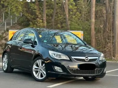 Usata Opel Astra 110 CV (80 kW) 2011 Nero Utilitaria