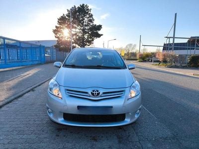 Second-hand Toyota Auris 132 CP (97 kW) 2011 Argintiu Hatchback