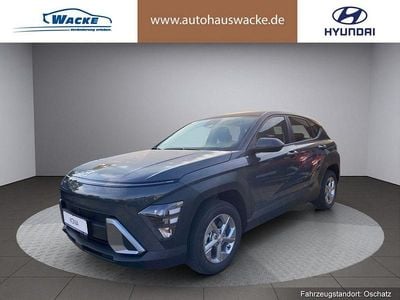 Neu Hyundai Kona Select 141 PS (103 kW) 2025 Farbe: grau SUV