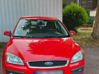 Gebraucht Ford Focus Ghia 101 PS (74 kW) 2005 Rot Limousine