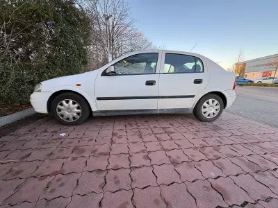 Gebraucht Opel Astra 75 PS (55 kW) 1998 Weiß Limousine