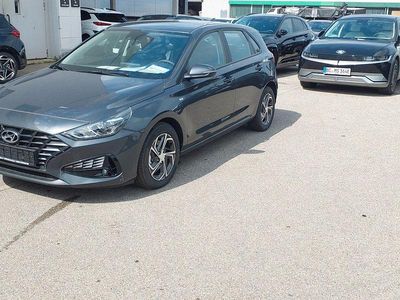 Grau Gebraucht 2023 Hyundai i30 Select Limousine | 19.900 € (Fairer Preis)