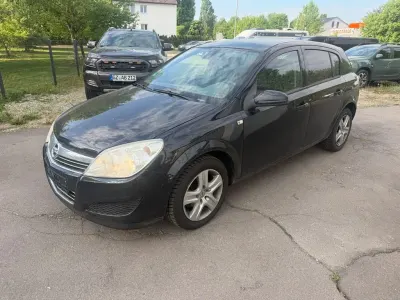 Używany Opel Astra Edition 116 KM (85 kW) 2009 Czarny Sedan/Limuzyna