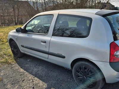 Gebraucht Renault Clio II 73 PS (53 kW) 2003 Silber Kleinwagen