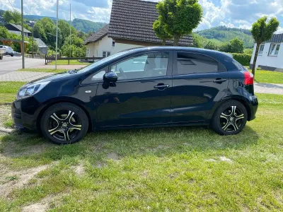 Gebraucht Kia Rio 84 PS (61 kW) 2015 Schwarz Limousine
