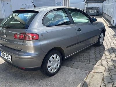 Usado Seat Ibiza Fresh 64 HP (47 kW) 2003 Cinzento Citadino