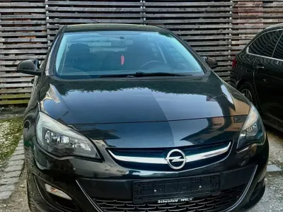 Używany Opel Astra Innovation 101 KM (74 kW) 2013 Czarny Sedan/Limuzyna