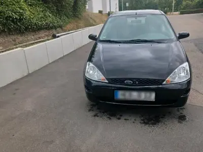 Gebraucht Ford Focus 100 PS (73 kW) 2001 Schwarz Kleinwagen