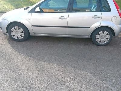 Gebraucht Ford Fiesta 69 PS (50 kW) 2005 Weiß Kleinwagen