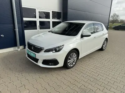 Gebraucht Peugeot 308 Allure 131 PS (96 kW) 2021 Perlmutt weiß perleffekt (metallic) Limousine