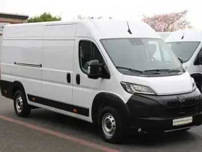 Gebraucht Peugeot Boxer 140 PS (102 kW) 2024 Weiß icy Van
