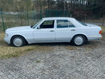 Używany Mercedes E420 224 KM (164 kW) 1990 Biały Sedan/Limuzyna