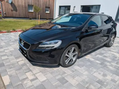 Second-hand Volvo V40 Momentum 152 CP (111 kW) 2017 Negru Berlinǎ