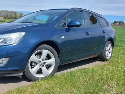 Usata Opel Astra Design Edition 140 CV (102 kW) 2012 Blu Station wagon
