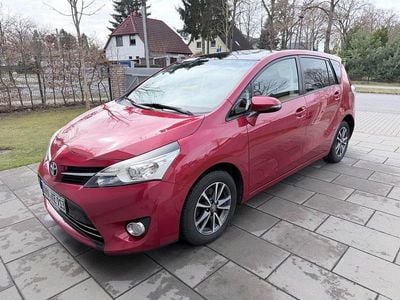 Gebraucht Toyota Verso Executive 124 PS (91 kW) 2013 Rot Van / Kleinbus