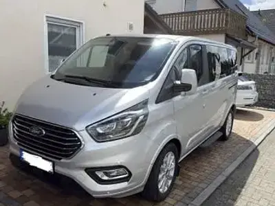 Gebraucht Ford Tourneo 170 PS (125 kW) 2019 Silber Van / Kleinbus