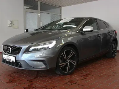 Gebraucht Volvo V40 Momentum 190 PS (139 kW) 2016 Grau Limousine