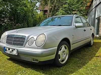 Mercedes E200