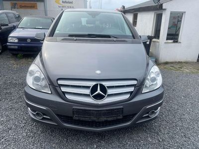Gebraucht Mercedes B200 140 PS (102 kW) 2011 Mountaingrau  metalliclack Van / Kleinbus