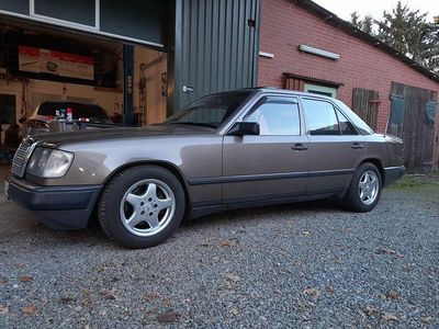 Usata Mercedes 200 72 CV (52 kW) 1987 Beige Berlina