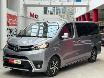 Gebraucht Toyota Proace Verso 177 PS (130 kW) 2024 Grey pearl/gris artense Kombi