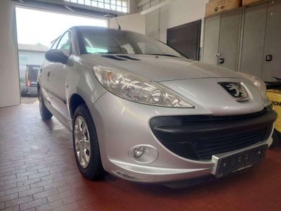 Gebraucht Peugeot 206 Basis 75 PS (55 kW) 2010 Aluminiumgrau/metallic Limousine