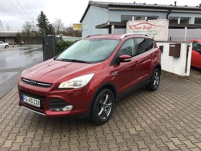 Gebraucht Ford Kuga Trend 150 PS (110 kW) 2015 Rot (metallic) SUV