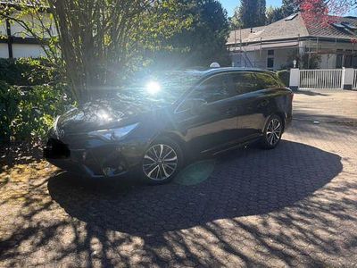 Gebraucht Toyota Avensis Comfort 111 PS (81 kW) 2016 Schwarz Kombi