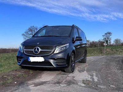Grau Gebraucht 2023 Mercedes V300 Edition Van / Kleinbus | 53.500 € (Fairer Preis)