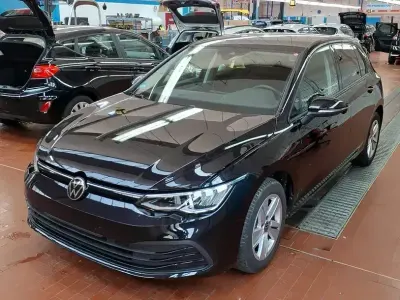Gebraucht VW Golf VIII Life 116 PS (85 kW) 2023 Deep black perleffek (metallic) Limousine