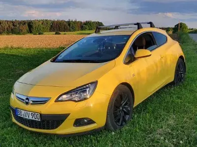 Gebraucht Opel Astra GTC Edition 165 PS (121 kW) 2013 Gelb Limousine