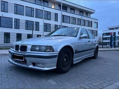 BMW 323