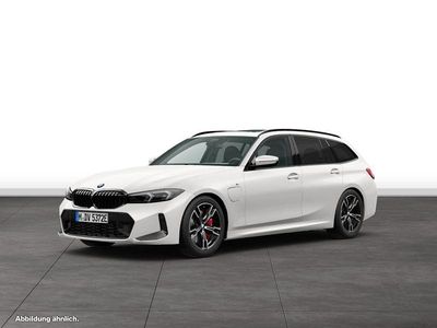 Mineralweiß metallic Gebraucht 2025 BMW 330e Comfort Edition Kombi | 52.264 € (Guter Preis)
