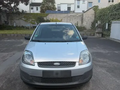 Używany Ford Fiesta 69 KM (50 kW) 2005 Srebrny Hatchback