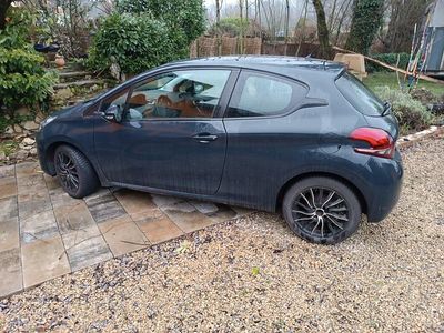 Grau Gebraucht 2016 Peugeot 208 Kleinwagen | 3.800 € (Superpreis)
