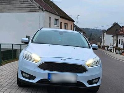 Gebraucht Ford Focus 101 PS (74 kW) 2015 Weiß Kombi