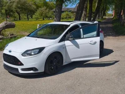 Używany Ford Focus ST 250 KM (183 kW) 2014 Biały Sedan/Limuzyna