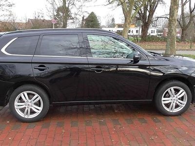 Second-hand Mitsubishi Outlander P-HEV Top 121 CP (88 kW) 2013 Negru SUV