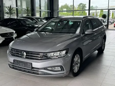 Gebraucht VW Passat Business 150 PS (110 kW) 2023 Pyrite silver metallic Kombi