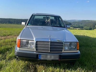 Usata Mercedes E230 131 CV (96 kW) 1991 Argento Berlina