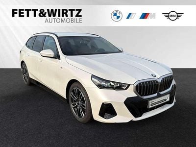 Gebraucht BMW 520 M Sport 208 PS (152 kW) 2025 Mineralweiss metallic Kombi