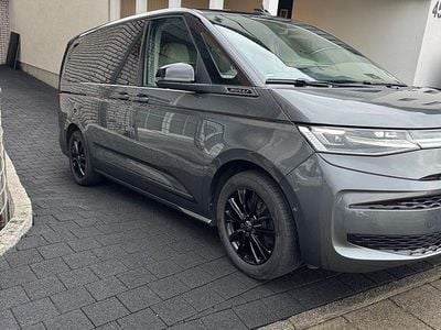 Gebraucht VW Multivan Edition 150 PS (110 kW) 2024 Grau Van