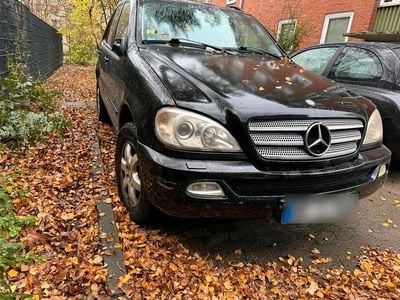 Schwarz Gebraucht 2003 Mercedes ML270 SUV | 2.200 €