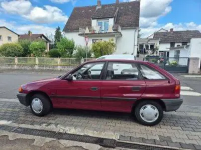 Gebraucht Opel Astra 60 PS (44 kW) 1992 Rot Limousine