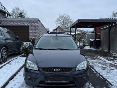 Grau Gebraucht 2006 Ford Focus Limousine | 2.000 € (Guter Preis)